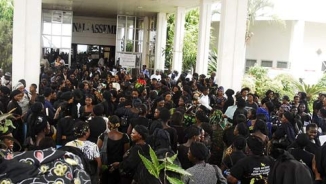 Nigerian Women Carry Bibles, Protest Massacre