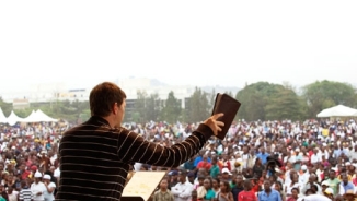 Andrew Palau's Uganda Evangelistic Fest Draws 82,000