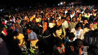 Evangelist Stephen Tong Leads 3,000 to Christ in One Night in Indonesia