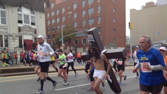 New York Marathon 'Jesus' Carrying a Cross, Running for Boston Marathon Bombing Victims (Video)