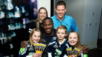 Deaf Seahawks' Derrick Coleman Surprises Hearing-Impaired Twin Girls with Super Bowl Tickets