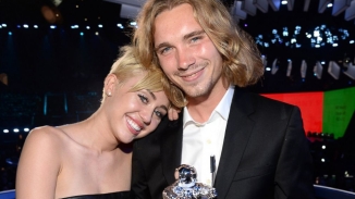 Miley Cyrus Beautifully Gives Up MTV VMA Speech to Homeless Man, Uses Celebrity's 'Big Image' for Good