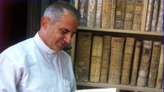 Priest Rescues Over 1,000 Ancient Christian Documents as ISIS Overtakes City