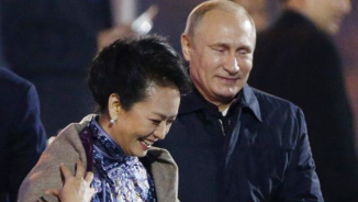 China Censors Russian President Putin Placing Shawl Around China's First Lady, Peng Liyuan