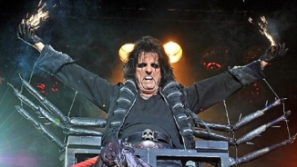 'Godfather of Shock Rock' Alice Cooper Becomes A Grandfather, Enjoys Teaching Bible Study