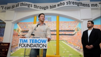 Tim Tebow Returns to NFL, Signs With Philadelphia Eagles