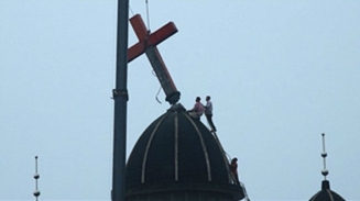 Christians in China Replace Crosses at Great Personal Risk as Government Takes Them Down