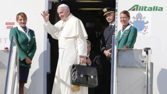 Pope Francis Arrives in Cuba before Visiting United States, Sets Off North America Tour