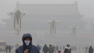 Beijing Issues 'Red Alert' Warnings on Deadly Air Pollution; Smog Kills 4,400 People Per Day, Study Says