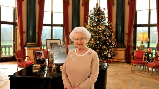 Pope Francis, Queen Elizabeth Deliver Christmas Messages of Christian Hope: 'Light Shines... Darkness Has Not Overcome It' 