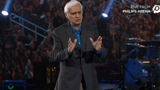 Apologist Ravi Zacharias Challenges Passion 2016 Crowd: 'Does the Truth Matter To You?'