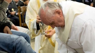 In a Historic Decision, Pope Francis Opens Catholic Church's Foot-Washing Rite to Women and Muslims