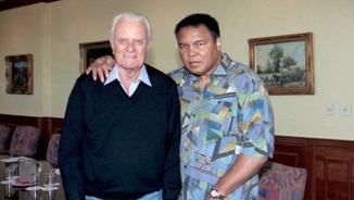 Franklin Graham Recalls Friendship Between Muhammad Ali, Billy Graham, Hopes Boxing Great Accepted Christ Before Death 