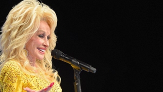 Families Left Homeless from Tennessee Wildfire to Receive $1,000 Per Month from Dolly Parton