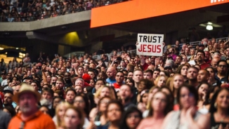 Harvest America: Thousands Accept Christ After Greg Laurie Boldly Presents Gospel 