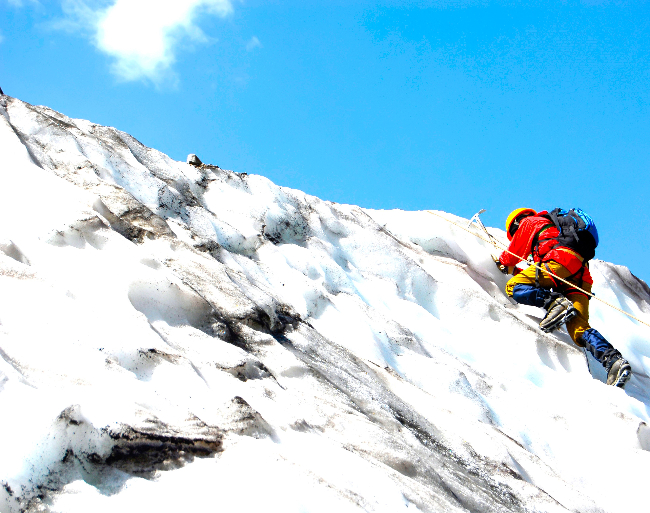 誰是好撒馬利亞人：登山者漠視搬運工垂死繼續攻頂？