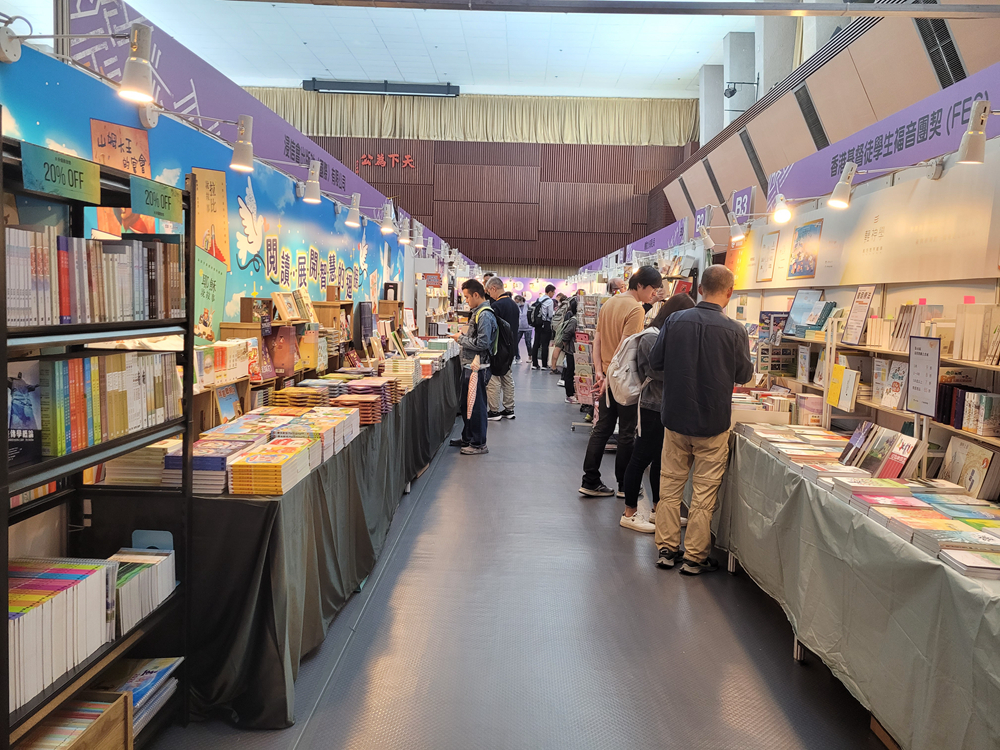 基督教書展實況 展出「立體封面」、「全球最薄紙」特色聖經